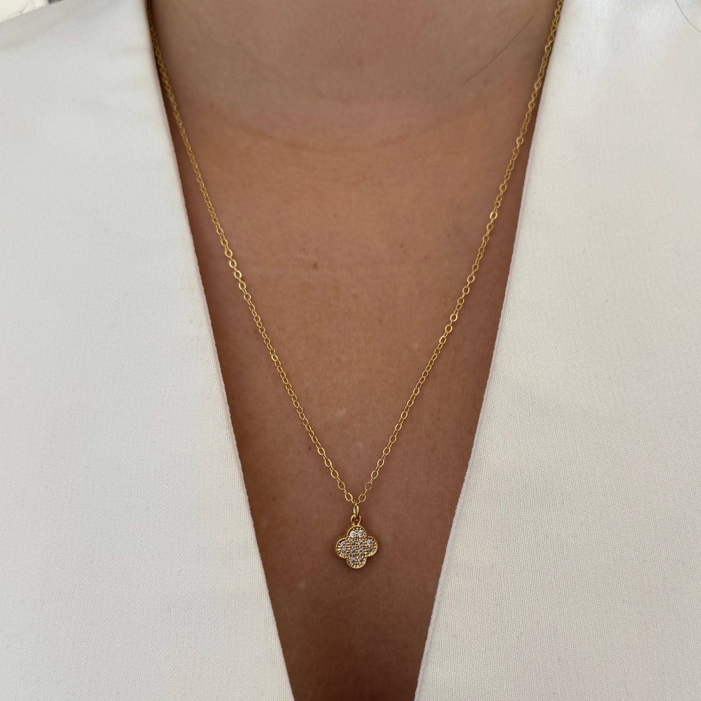 Collar dorado trébol circones