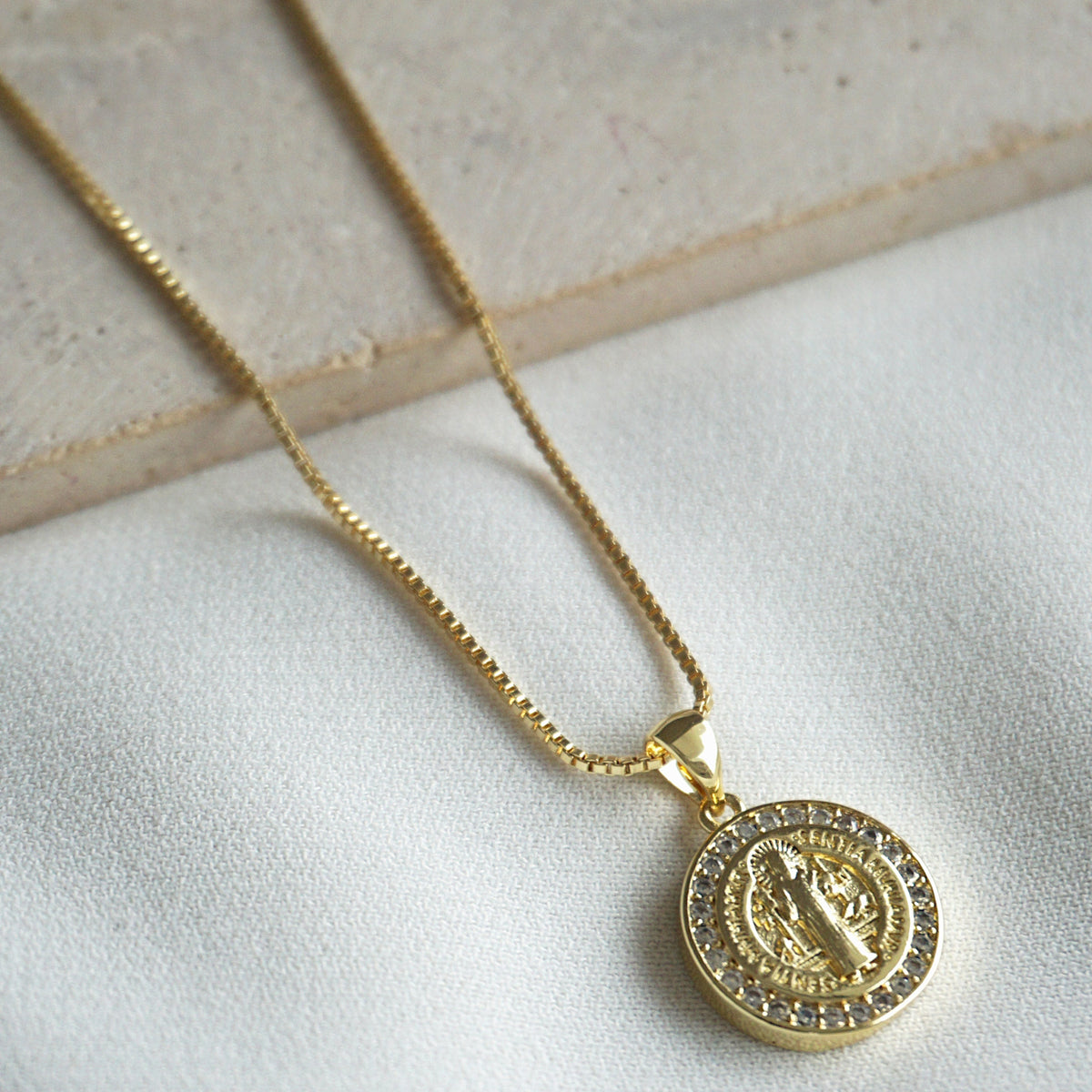 COLLAR SAN BENITO CIRCÓN 45CM ORO