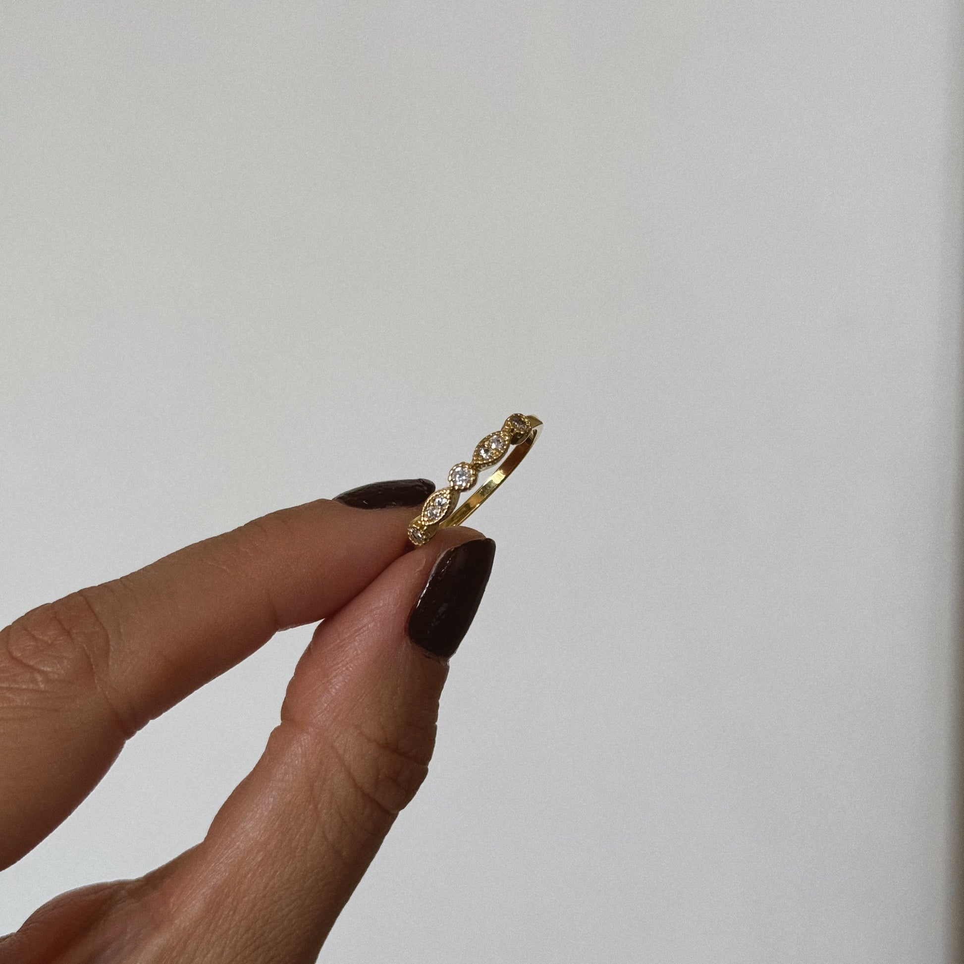 anillo cintillo circones blancos delicado