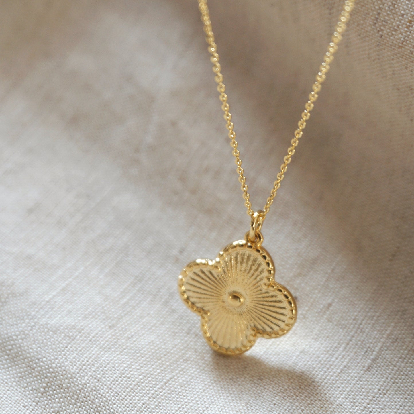 COLLAR CLOVER ORO