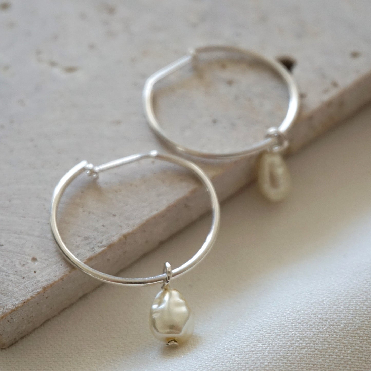 ARGOLLAS GRANDES CON PERLAS PLATA