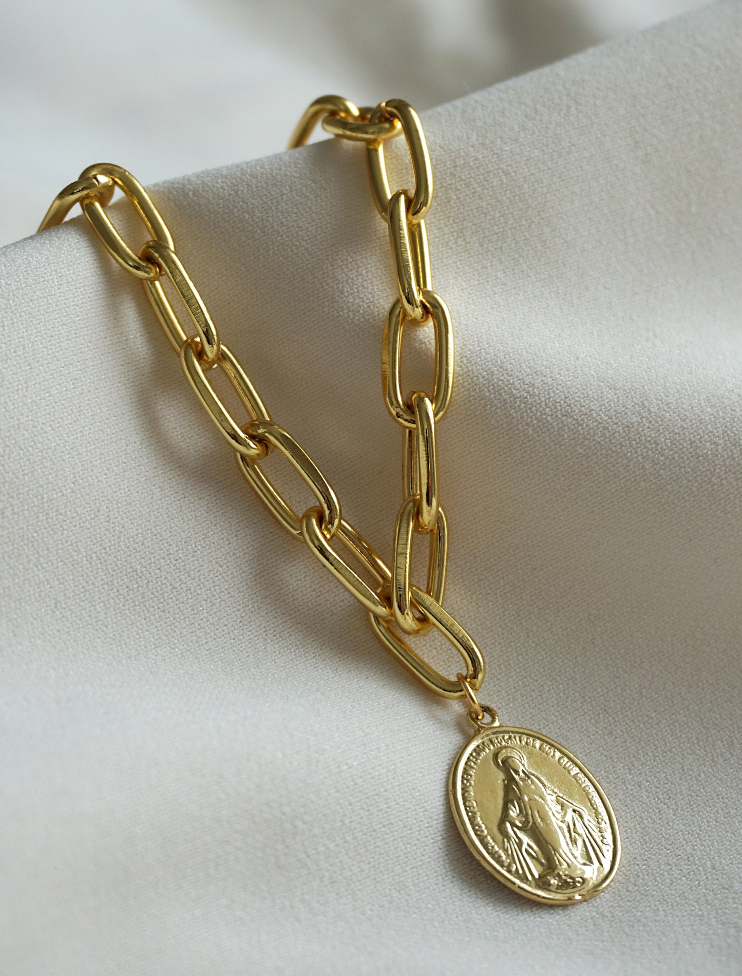 COLLAR VIRGEN DE LOS MILAGROS 45CM ORO