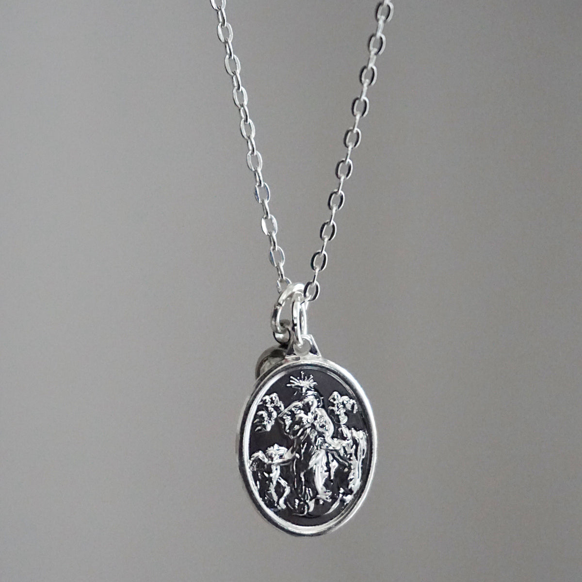 COLLAR VIRGEN DESATANUDOS 45CM PLATA