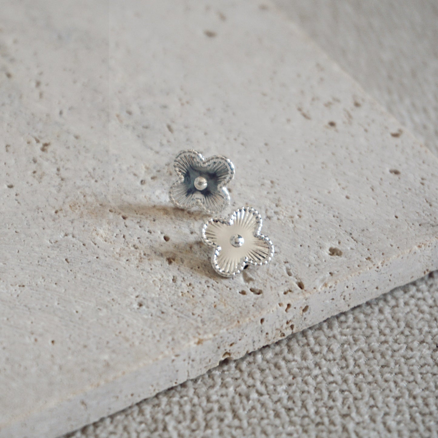 PENDIENTES MINI TRÉBOL PLATA