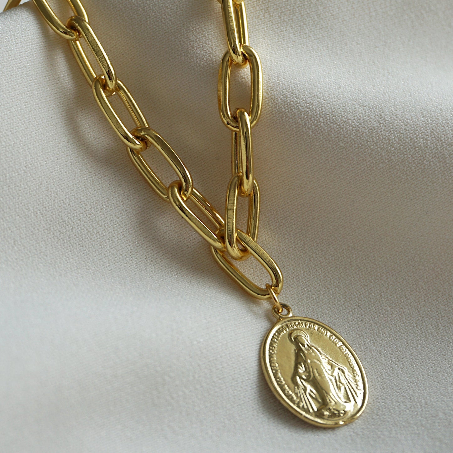 COLLAR VIRGEN DE LOS MILAGROS 45CM ORO