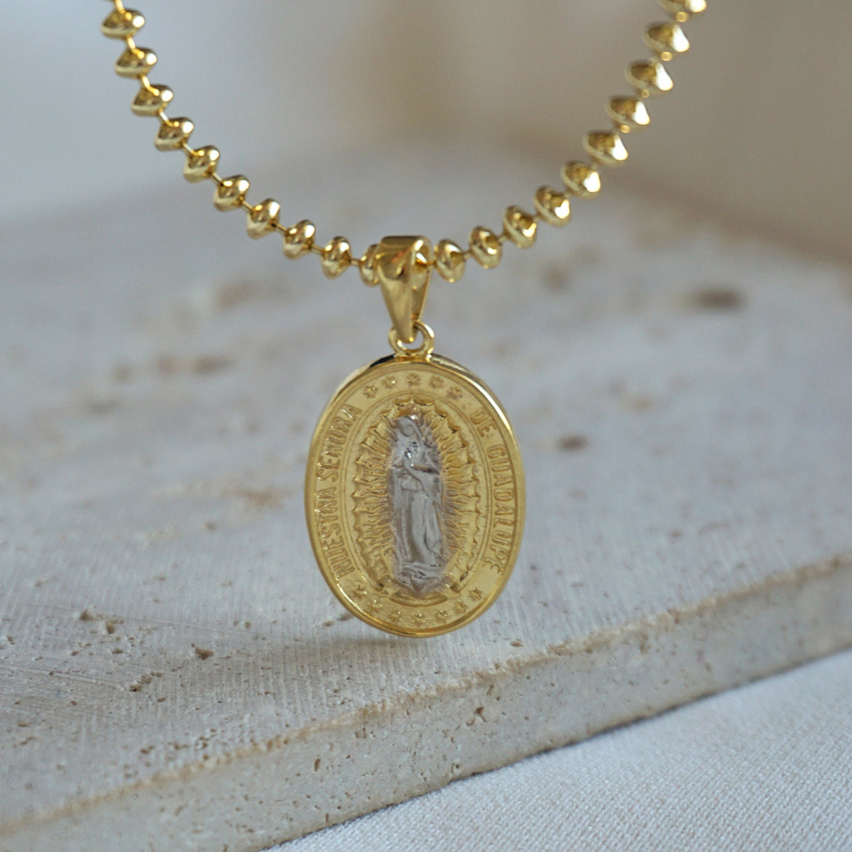 COLLAR VIRGEN DE GUADALUPE 45CM ORO