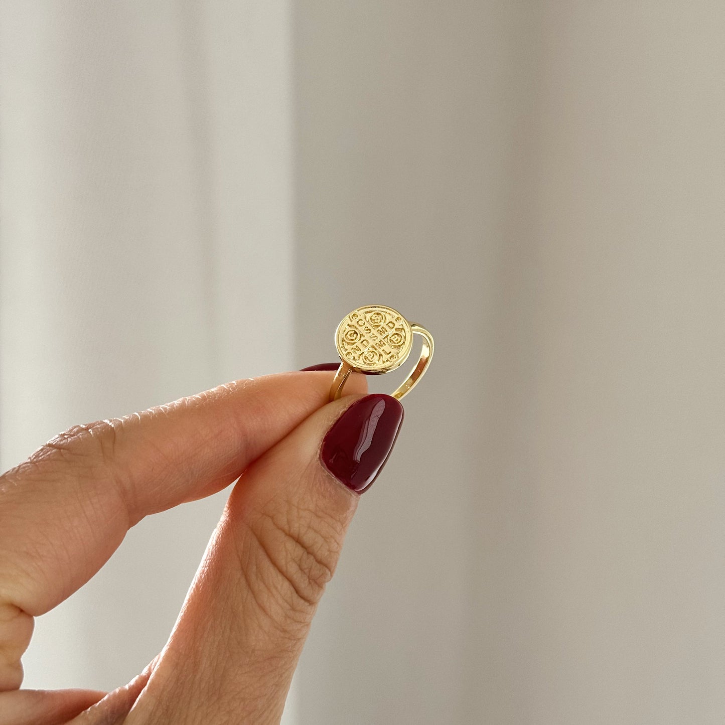 ANILLO SAN BENITO ORO