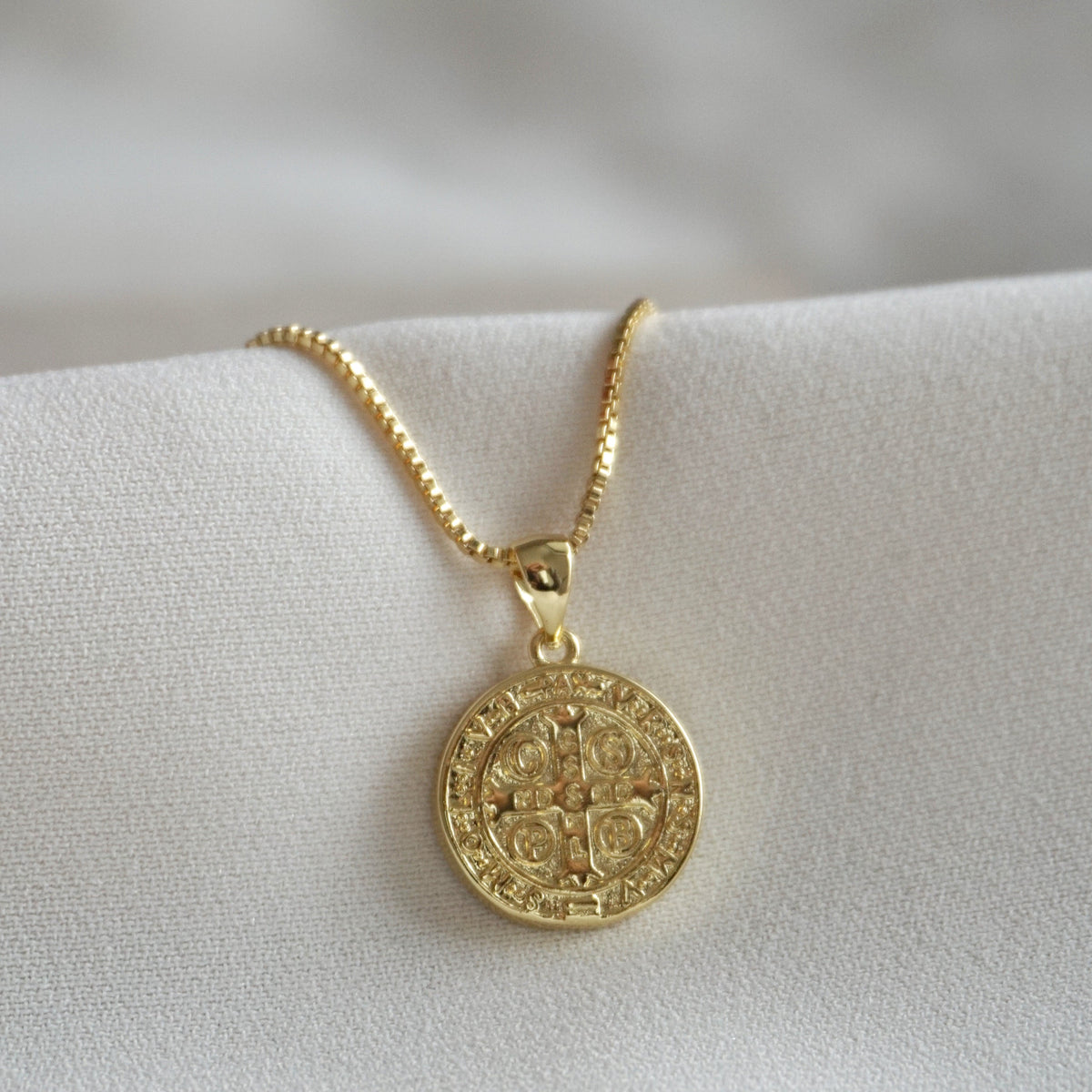 COLLAR SAN BENITO CIRCÓN 45CM ORO
