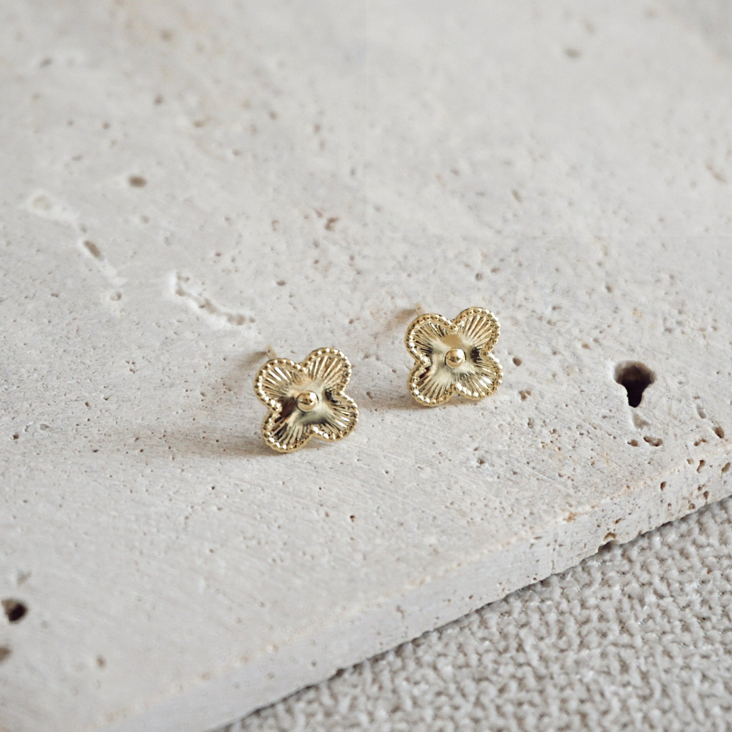 PENDIENTES MINI TRÉBOL ORO