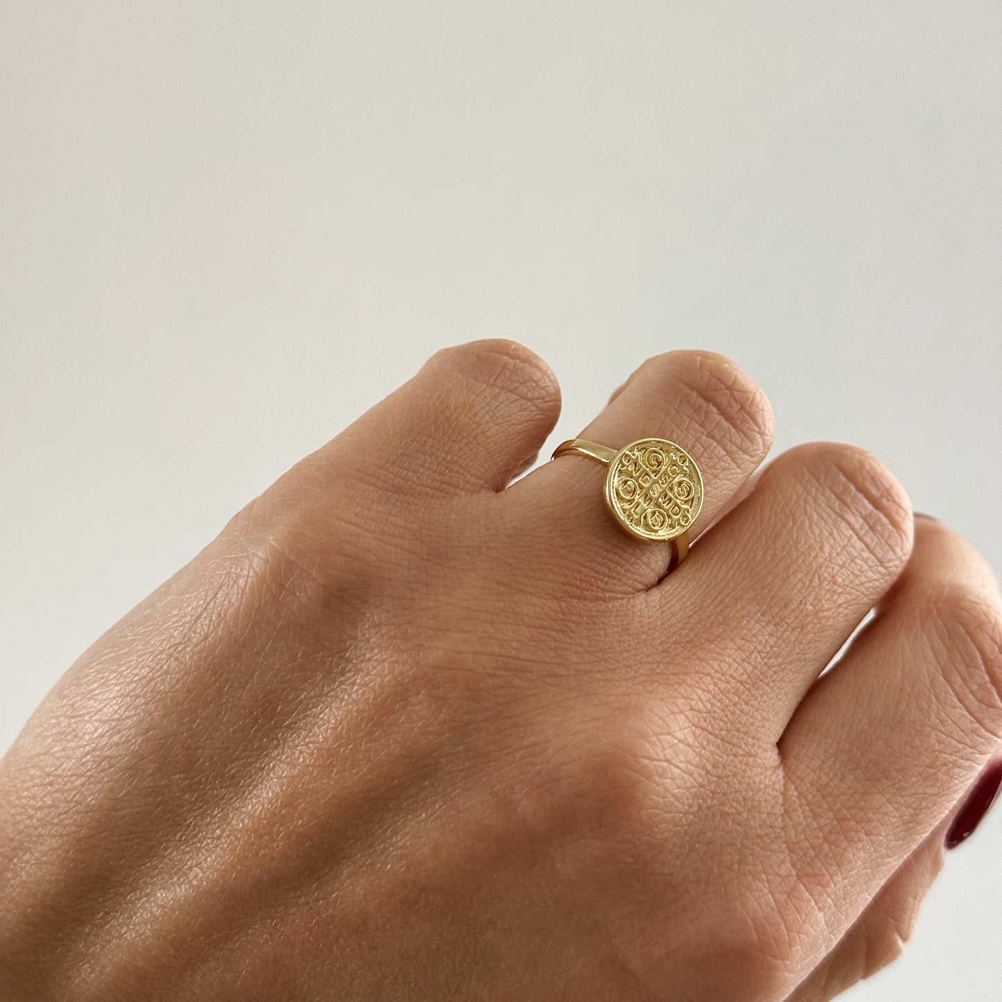 ANILLO SAN BENITO ORO