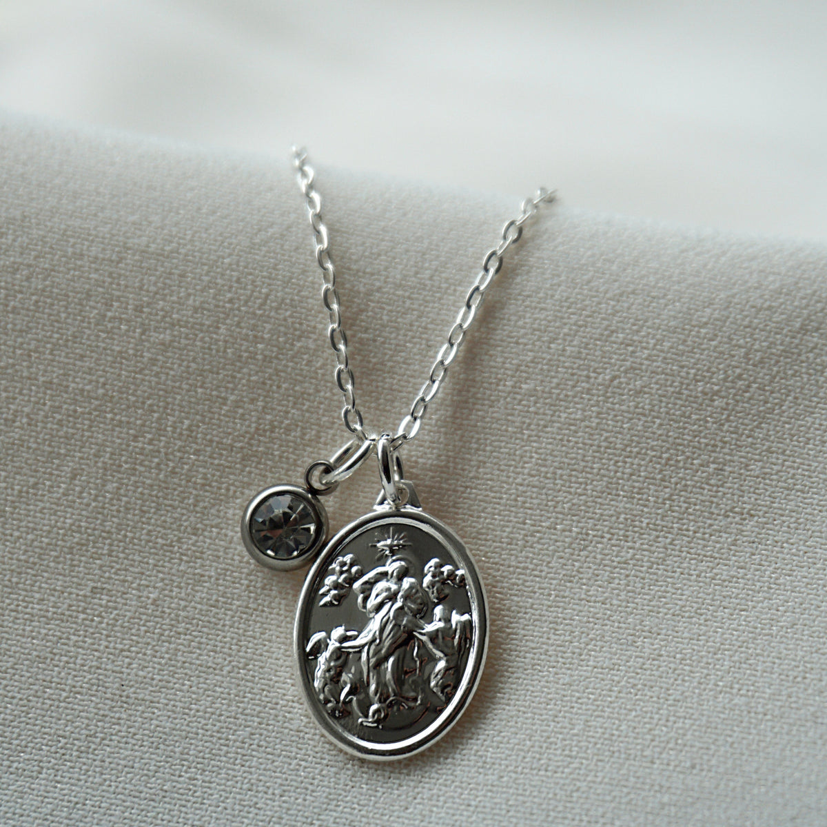 COLLAR VIRGEN DESATANUDOS 45CM PLATA